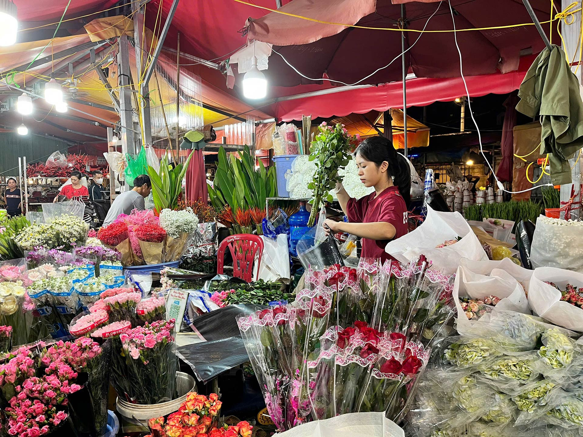 Theo chị Hồng, một tiểu thương khác tại chợ, những ngày cận lễ, hoa nhập về nhiều, khách cũng đông hơn hẳn. “Chúng tôi gần như không có thời gian ngủ, phải bán cả ngày lẫn đêm”, chị nói.