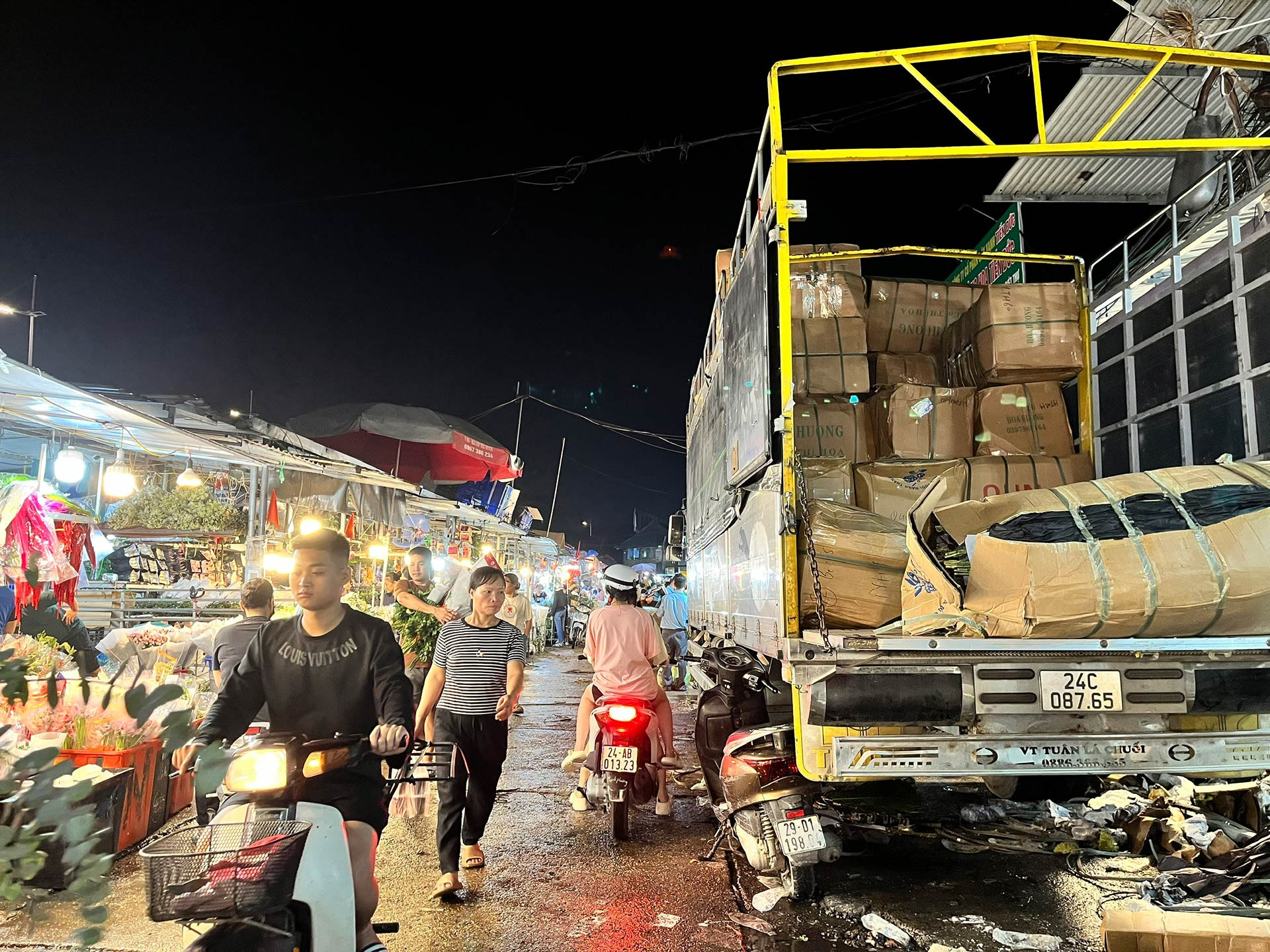 Hoa tại chợ chủ yếu được nhập từ các vùng trồng nổi tiếng quanh Hà Nội như Tây Tựu, Mê Linh, Đông Anh... Ngoài ra, nhiều loại hoa đặc trưng của Đà Lạt, Mộc Châu như hướng dương, cẩm tú cầu, thạch thảo cũng được vận chuyển ra Thủ đô. Bên cạnh đó là các loại hoa và lá phụ nhập từ Trung Quốc để phục vụ nhu cầu cắm hoa nghệ thuật.