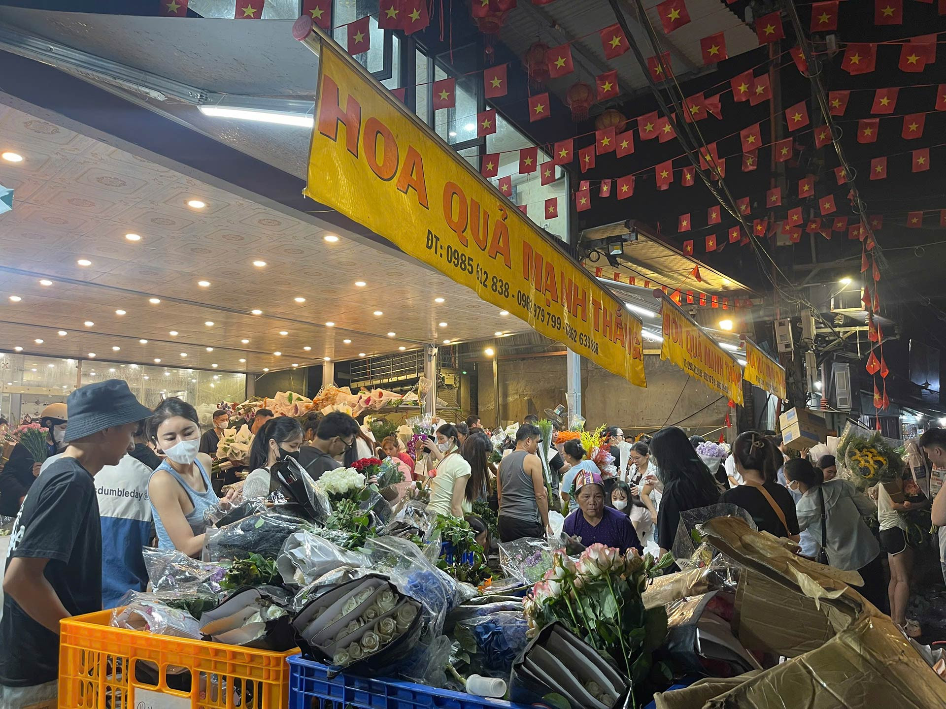 Nửa đêm, tại một cửa hàng bán sỉ và lẻ trong chợ, không khí vẫn tấp nập người ra vào. Anh Trí Sơn (khách mua sỉ, quận Hai Bà Trưng) chia sẻ: “Bình thường tôi chỉ nhập hoa 2-3 ngày một lần, nhưng dịp này ngày nào cũng phải đi, mỗi lần nhập số lượng nhiều gấp ba lần ngày thường”.