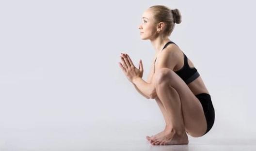 Tư thế ngồi xổm.