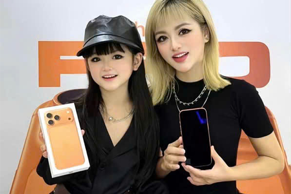 Con gái Quỳnh Kool mua iPhone 17 cho mẹ ruột.