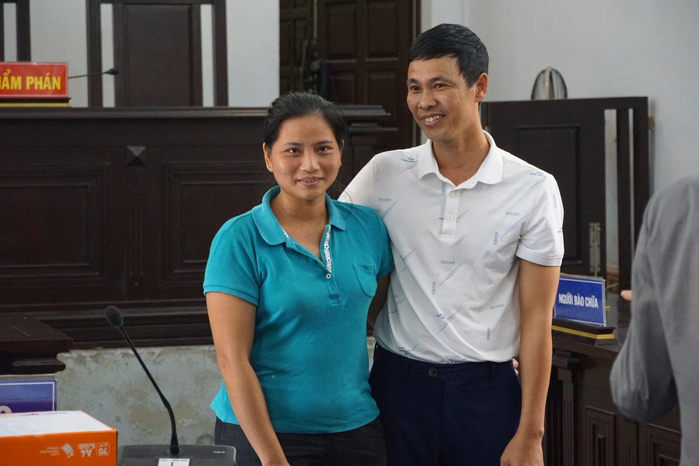 Anh Thái Khắc Thành và vợ tại tòa trưa 17/10 sau khi anh được tuyên miễn trách nhiệm hình sự.