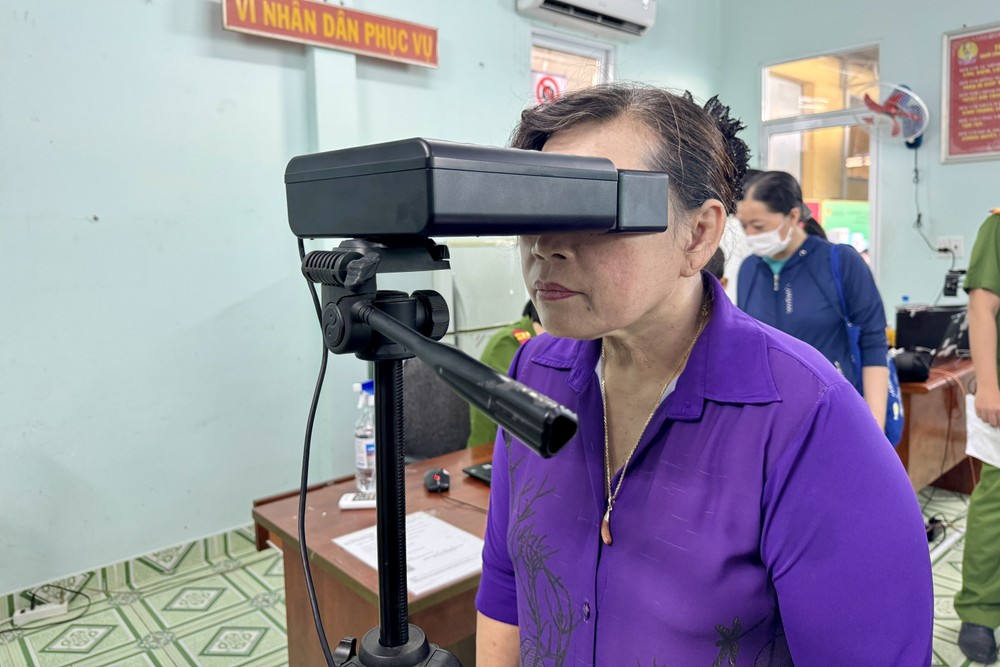 Người dân thực hiện thu nhận mống mắt tại cơ quan công an. Ảnh: HUỲNH THƠ