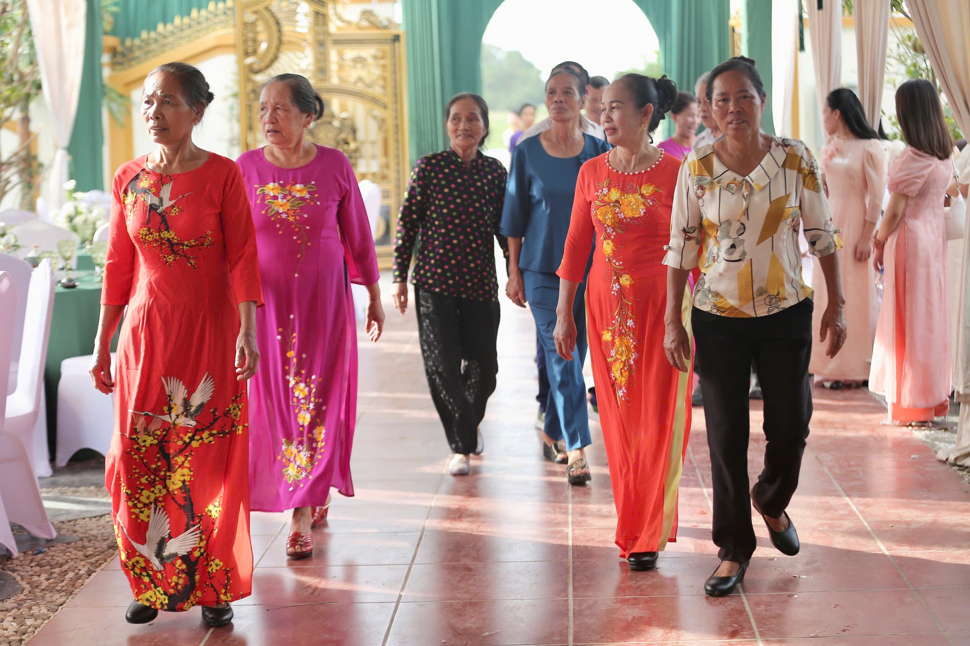 Từ sớm, hàng xóm và người thân của gia đình Hoa hậu Đỗ Thị Hà đã đến tham dự lễ nạp tài.