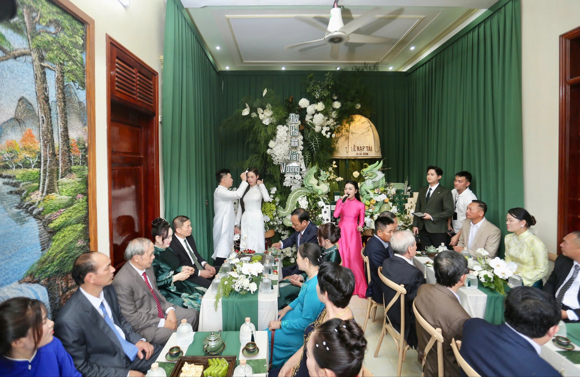 Không gian lễ nạp tài trong căn nhà khang trang của gia đình hoa hậu.