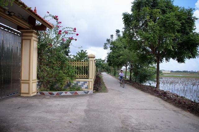 Phần cổng căn nhà hướng ra ruộng. Gia đình cho biết tân hoa hậu thường xuyên giúp đỡ bố mẹ việc ruộng vườn. Chỉ 2 năm gần đây Hà đi học xa, ít giúp đỡ cấy, gặt nhưng mỗi lần về cô vẫn chăm lo cho bà nội già yếu.