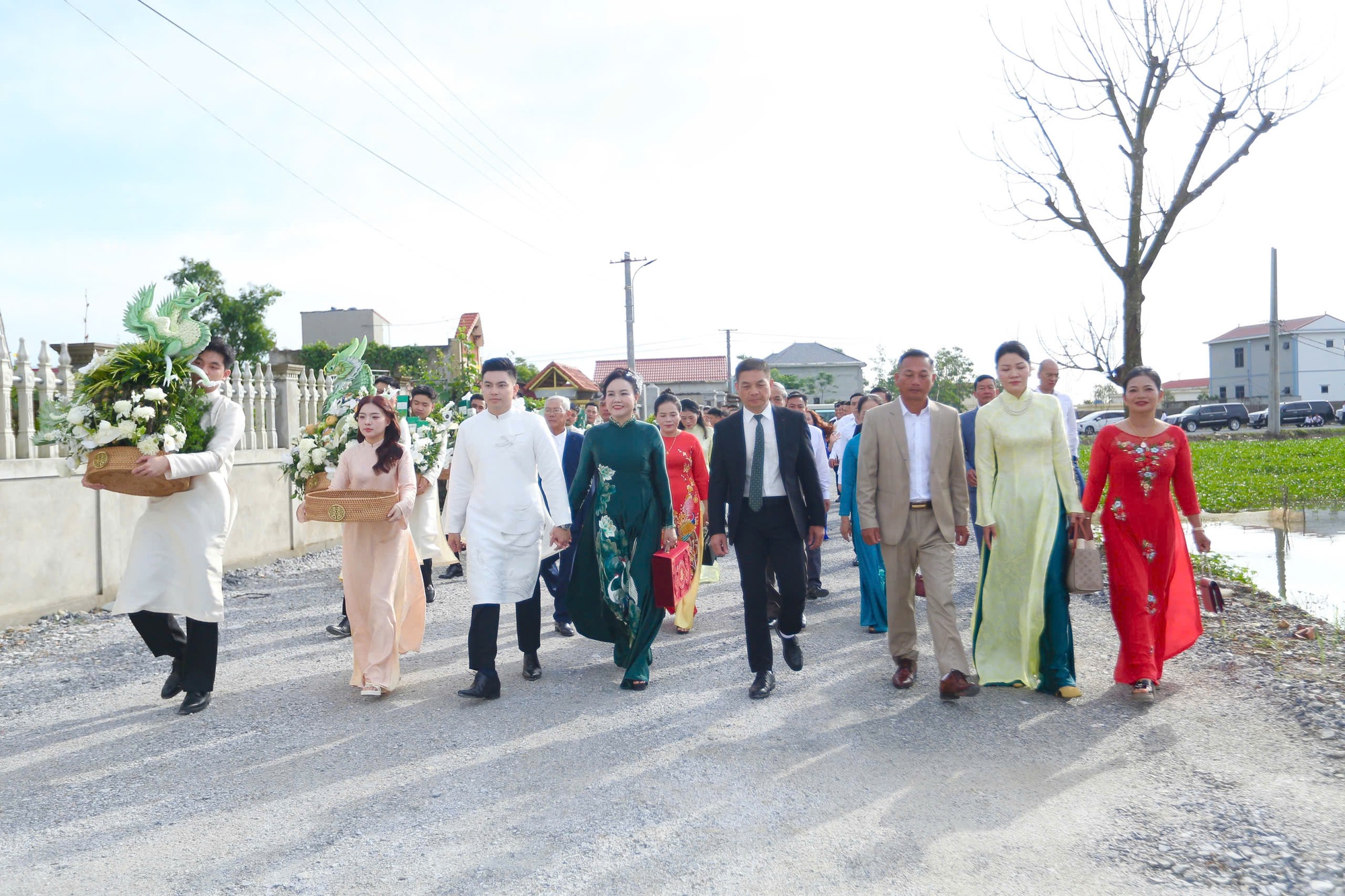 Khoảng gần 8 giờ đoàn nhà trai đã đến với nhà gái cùng sính lễ truyền thống. Con đường vào nhà hoa hậu rộng rãi và yên bình.