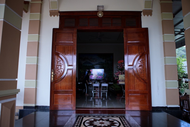 Phòng khách của gia đình được làm bằng gỗ, với nhiều chạm khắc tỉ mỉ. Vốn làm trong lĩnh vực xây dựng, bố tân hoa hậu thiết kế căn nhà hiện đại, rộng rãi với nhiều đồ nội thất gỗ.