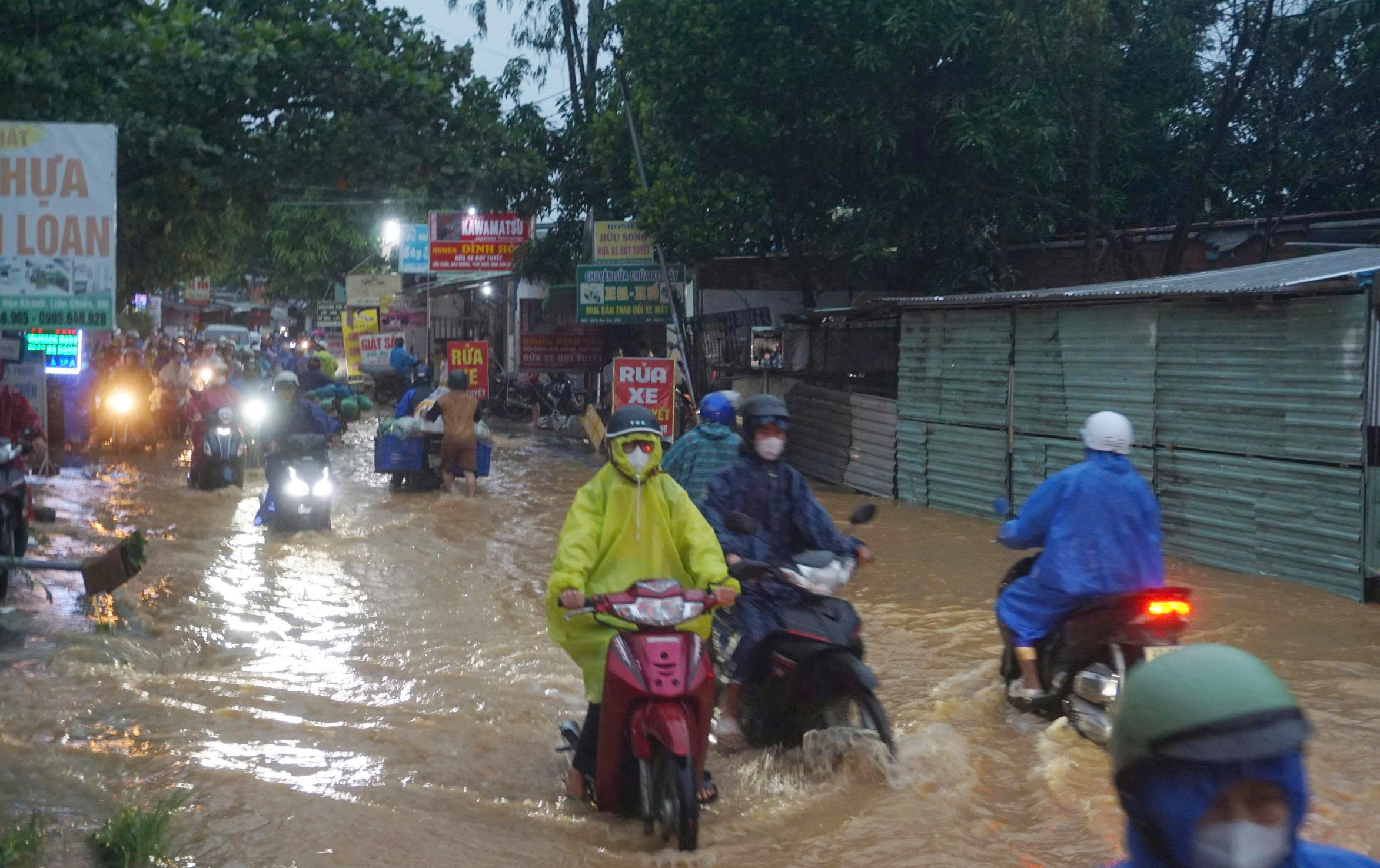 Thời điểm ngập trùng vào giờ cao điểm công nhân đi làm, gây ùn tắc kéo dài trên tuyến Âu Cơ và khu vực chợ Thanh Vinh.