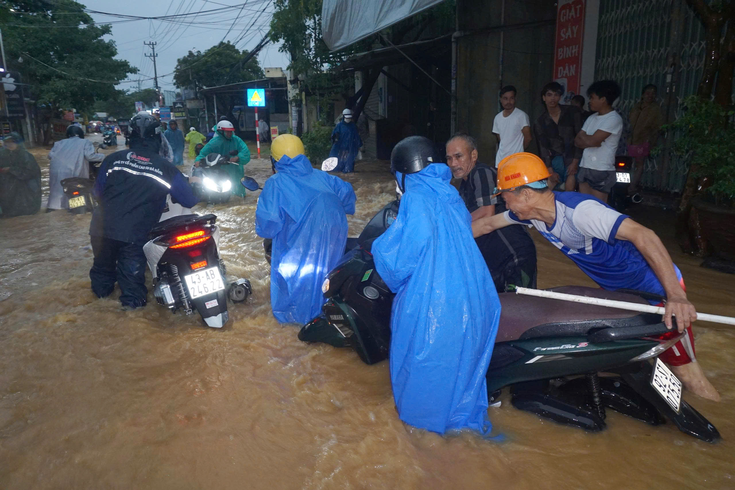 Theo nhiều người dân, từ 5 giờ, nước từ trên núi bắt đầu đổ xuống và gây ngập khu dân cư ở quanh đường Âu Cơ khoảng hơn 0,5 m.