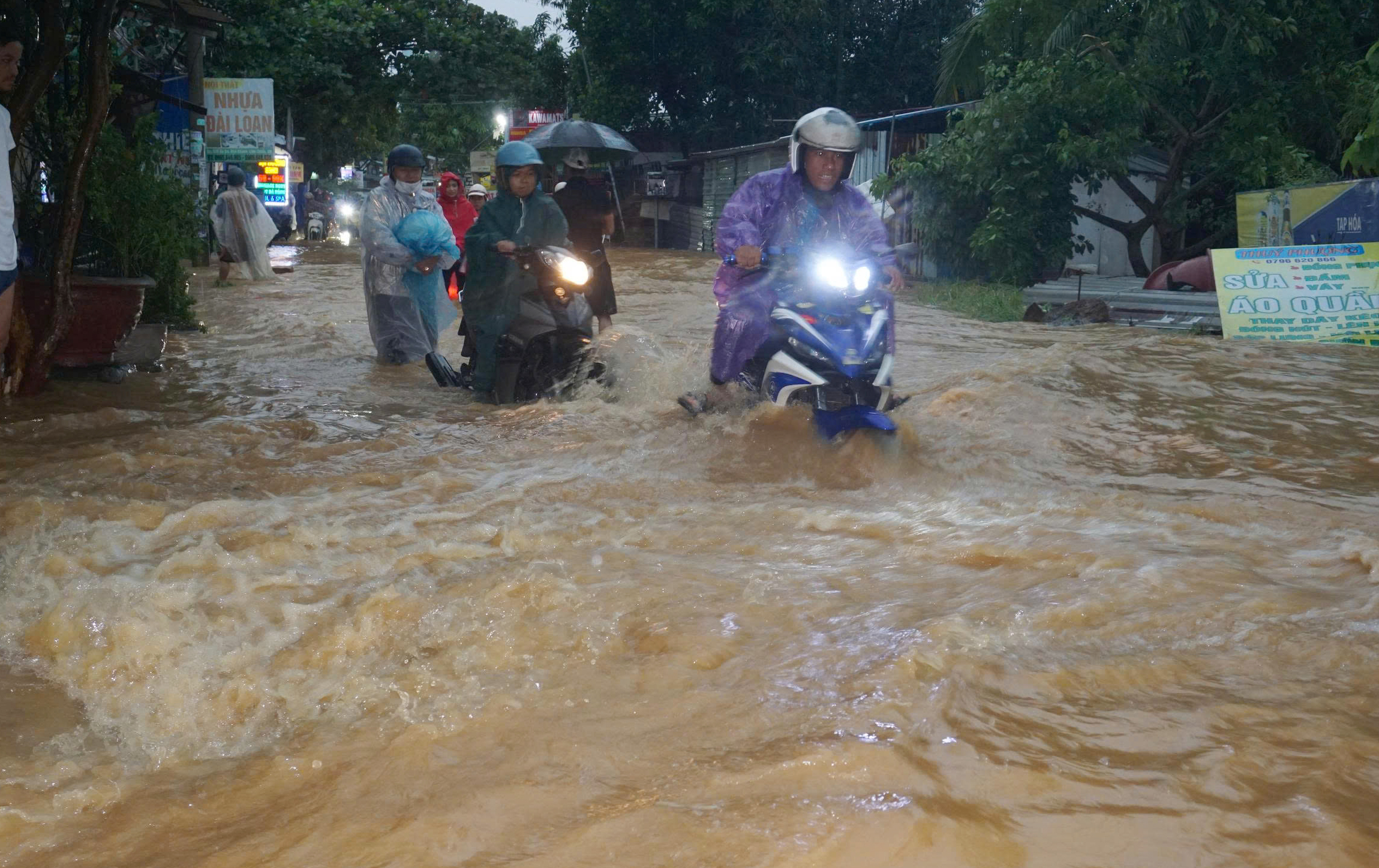Lực lượng chức năng phường Liên Chiểu đã được huy động để hỗ trợ, hướng dẫn người dân di chuyển an toàn và giúp khơi thông các điểm thoát nước.