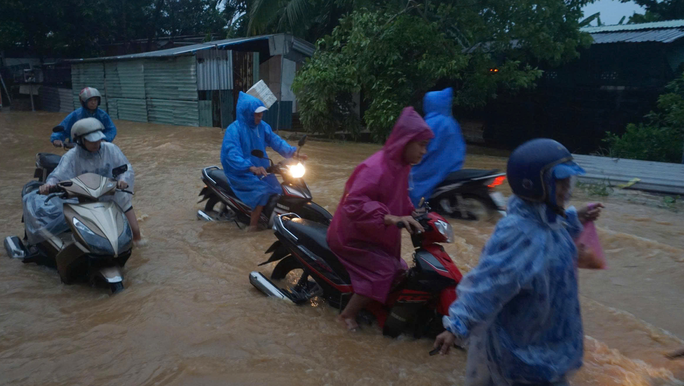 Hàng trăm phương tiện chết máy, người dân phải dắt bộ hoặc nhờ hỗ trợ để qua đoạn ngập.