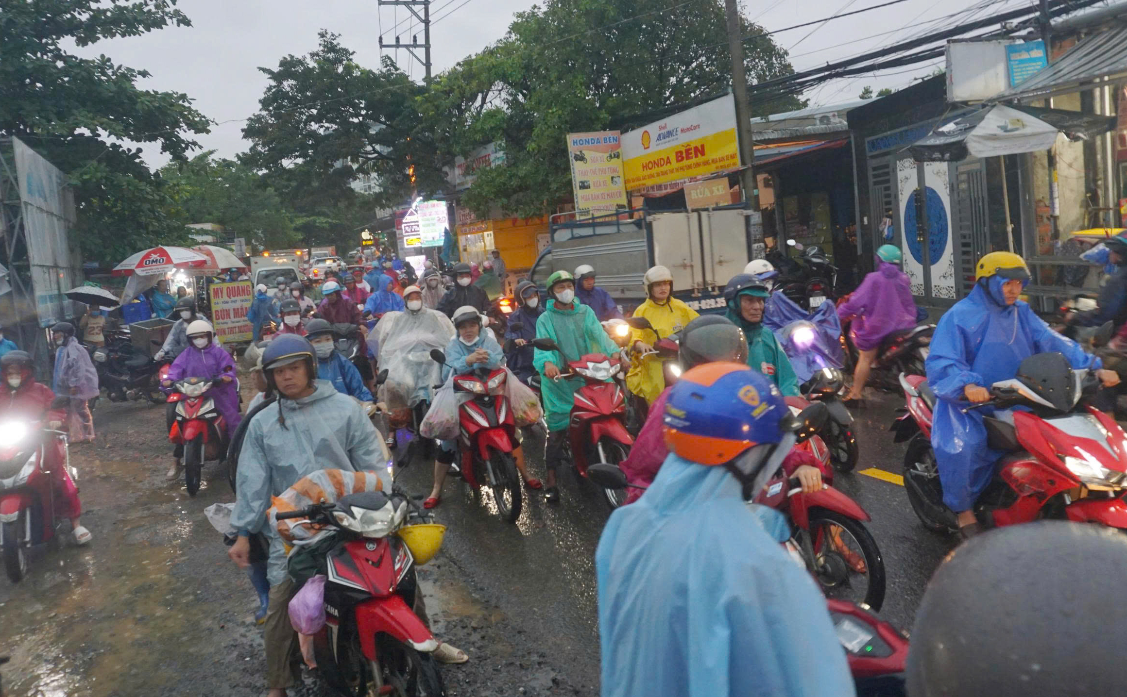 Ùn tắc cục bộ ở đường Âu Cơ vào sáng cùng ngày