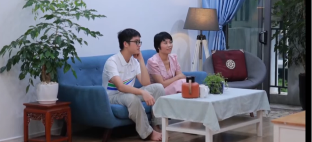 Cô Nguyễn Thúy Hà và con trai cùng là thí sinh của Đường lên đỉnh Olympia. Ảnh VTV