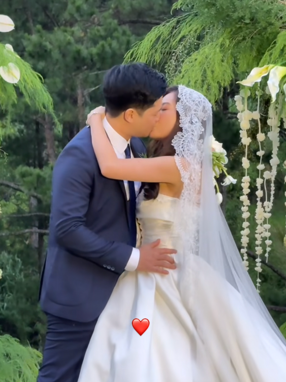 Cặp uyên ương trao nhau nụ hôn trước sự chứng kiến của người thân và bạn bè đôi bên.