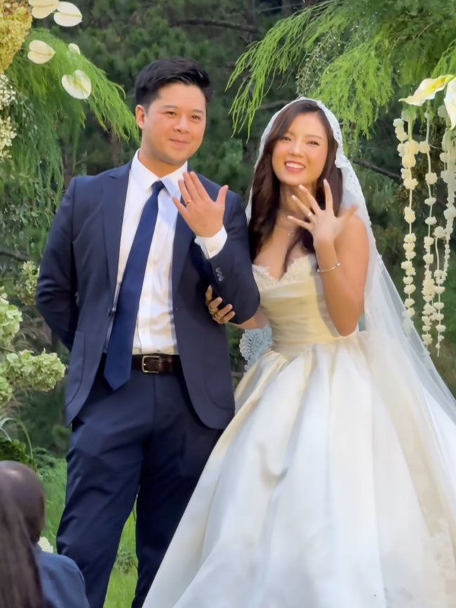 Khoảnh khắc khoe nhẫn cưới.