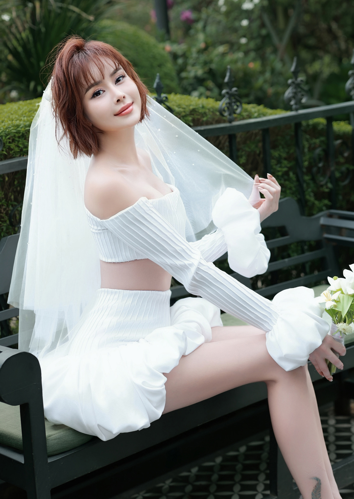 Bộ ảnh do chuyên gia trang điểm Phúc Nghĩa, stylist Nam Hee, tạo mẫu tóc Trường Nguyễn hỗ trợ thực hiện.