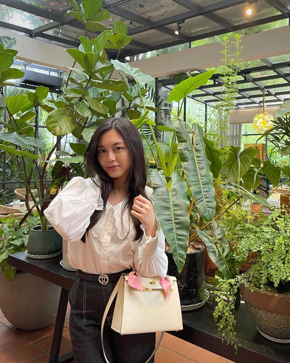 Bên cạnh đó, người đẹp 25 tuổi còn chuộng dòng Hermes Kelly Sellier thanh lịch, có giá từ 24.000 USD (hơn 630 triệu đồng) mỗi chiếc.