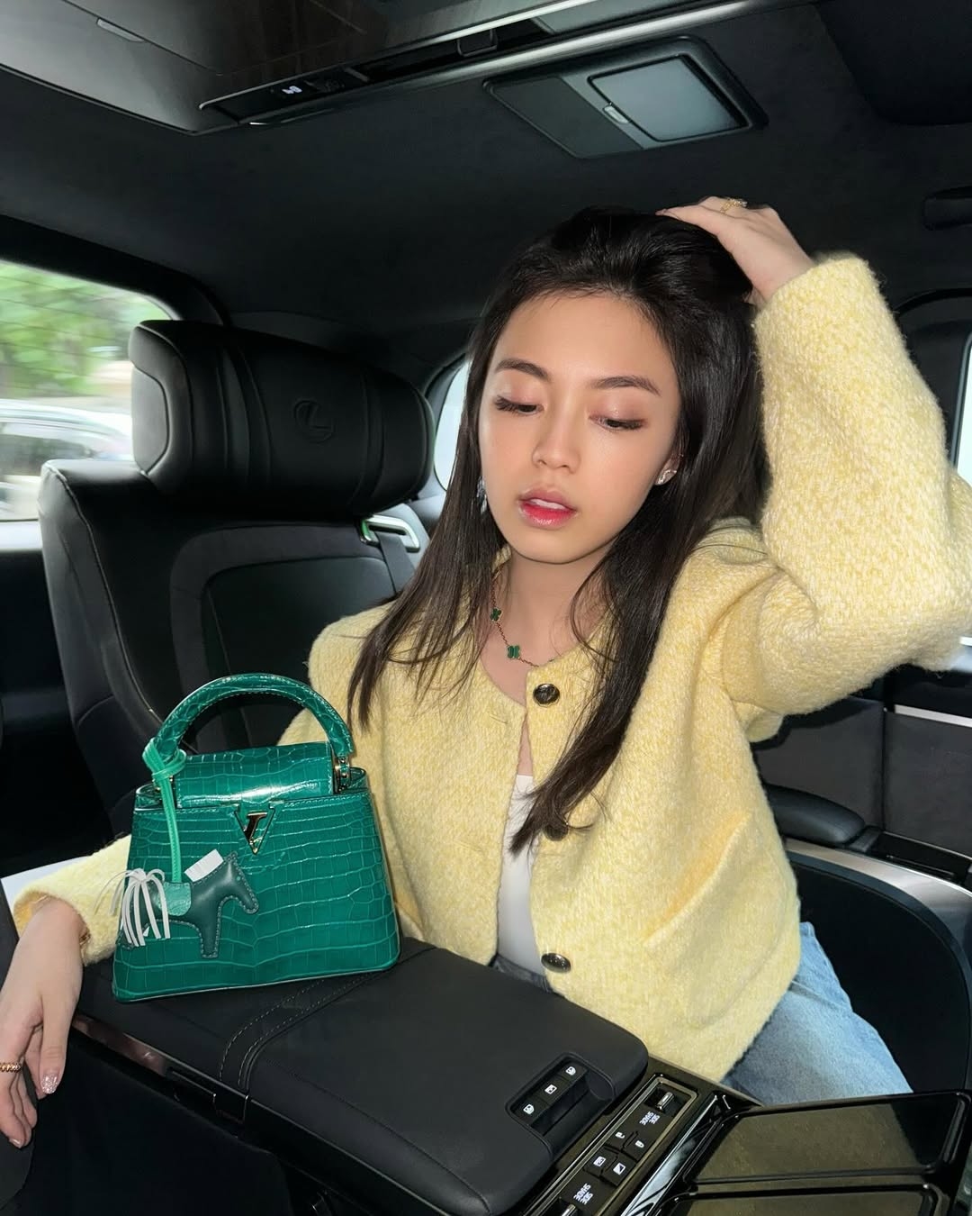 Louis Vuitton Capucines da cá sấu cỡ mini được niêm yết khoảng 22.000 USD (580 triệu đồng) cũng có mặt trong bộ sưu tập của Ruby Nguyễn.