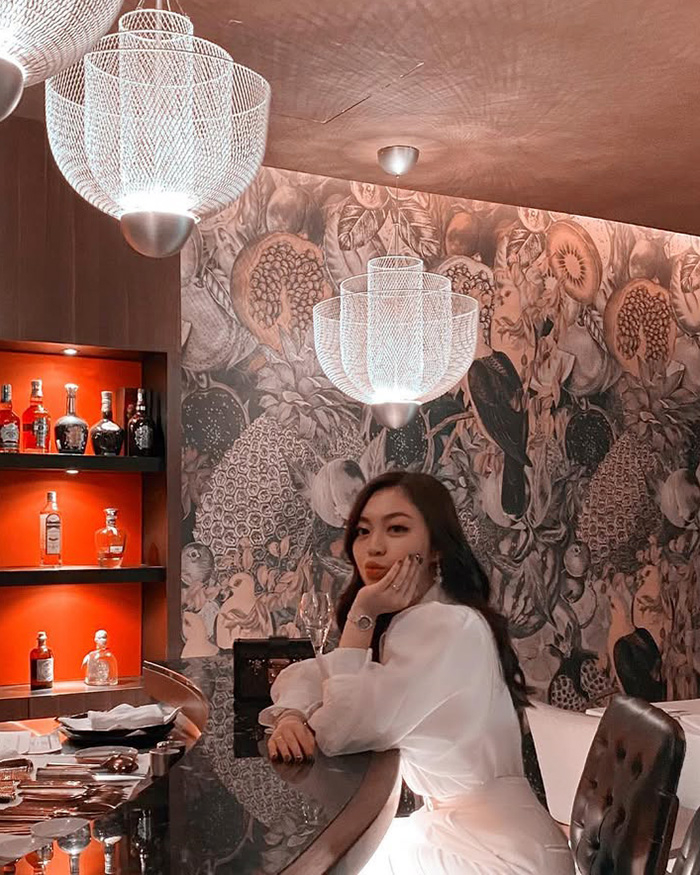 Người đẹp còn sử dụng mẫu túi hộp Louis Vuitton Petite Malle có giá 6.400 USD (hơn 168 triệu đồng).