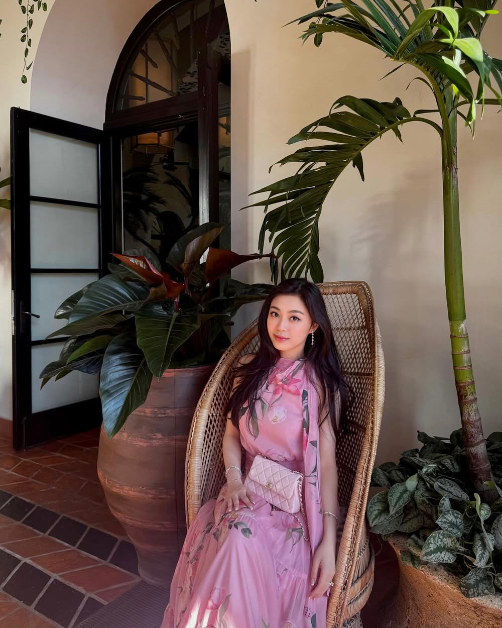 Ruby Nguyễn còn có hàng loạt túi Chanel đủ màu và kích cỡ, mỗi chiếc có giá hơn 200 triệu đồng.