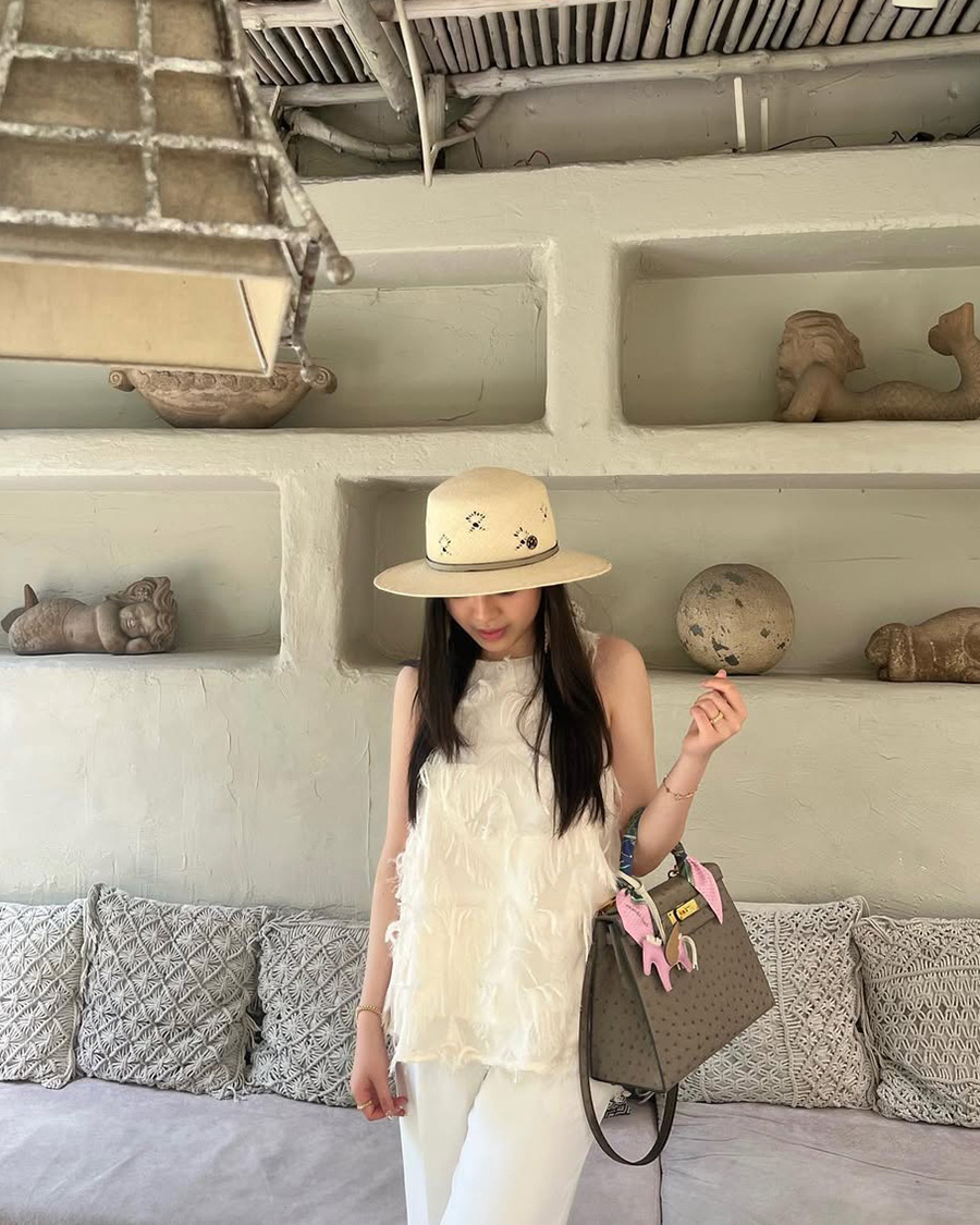 Từ 28.500 USD (hơn 750 triệu đồng) là giá của Hermes Kelly Sellier da đà điểu.