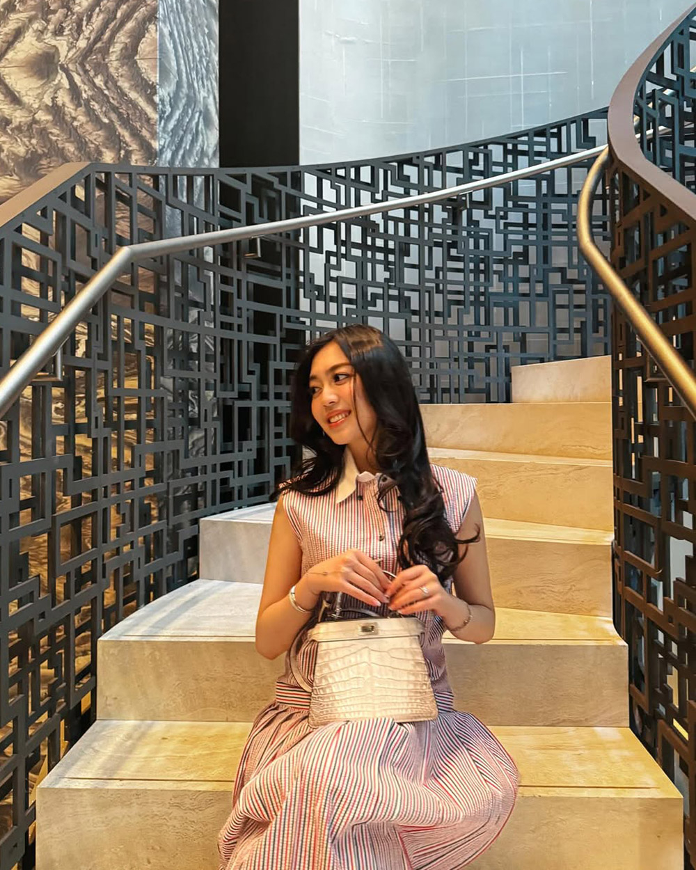 Cháu nội nữ tướng Nguyễn Thị Sơn không bỏ qua thiết kế Fendi Peekaboo da cá sấu bạch tạng khoảng 40.000 USD (hơn một tỷ đồng).