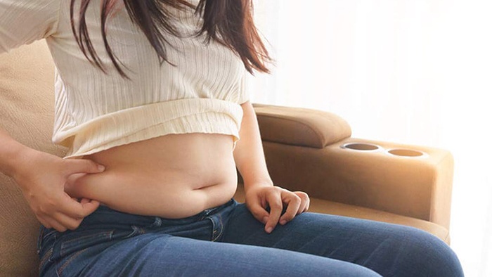 Người ngồi nhiều dễ tích mỡ bụng.