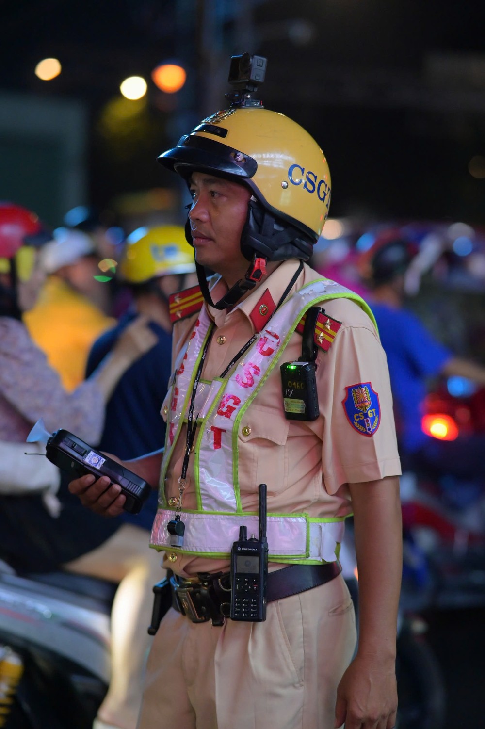 Lực lượng CSGT TP.HCM kiểm tra nồng độ cồn đối với các tài xế tham gia giao thông trong tối 20-10 nhằm đảm bảo an toàn và ngăn ngừa tai nạn giao thông. Ảnh: PHẠM HẢI