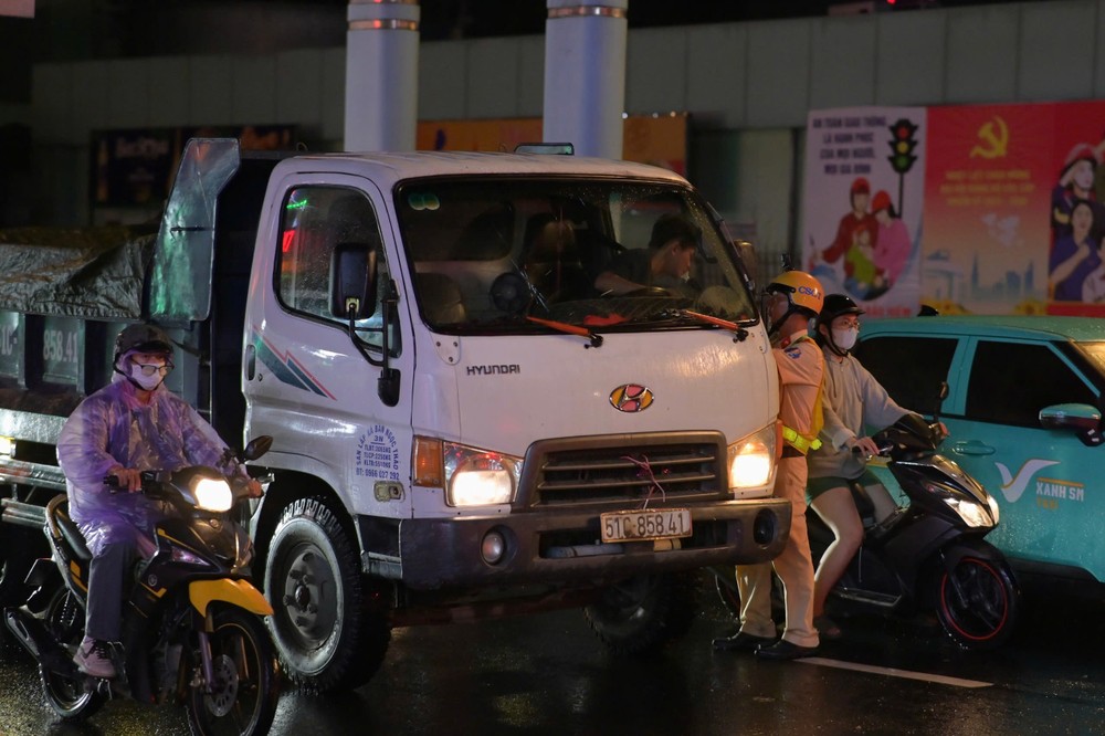 Uống bia mừng 20-10, tài xế bị phạt 9 triệu đồng vì vi phạm nồng độ cồn - 6