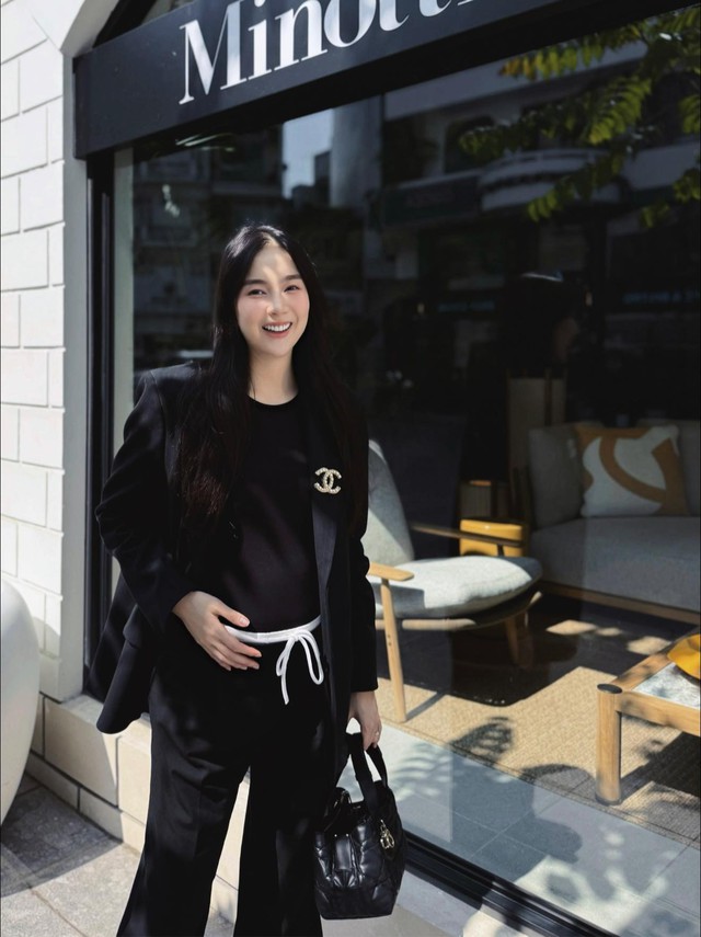 Ở một góc khác, BTV Mai ngọc diện đồ sang chảnh với blazer cùng quần áo đồng màu.
