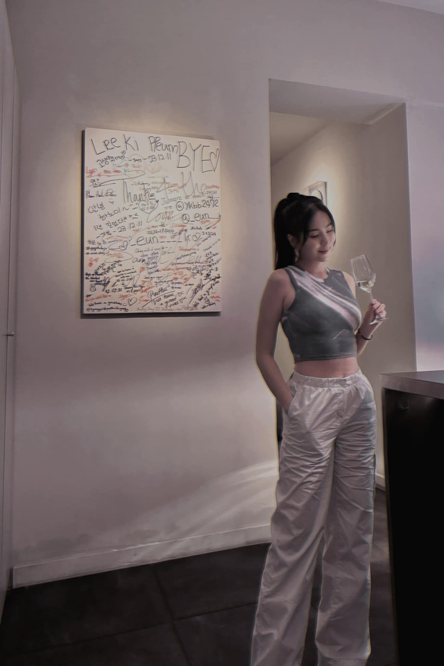 BTV Mai Ngọc thoải mái khoe eo thon với croptop cùng quần vải thô sáng màu hack tuổi.