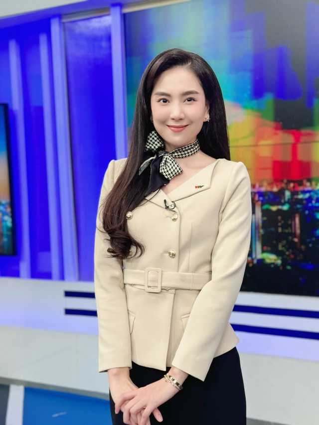 Khác với hình ảnh đời thực, BTV Mai Ngọc trên truyền hình lại chọn vest thanh lịch phù hợp với tính chất công việc.