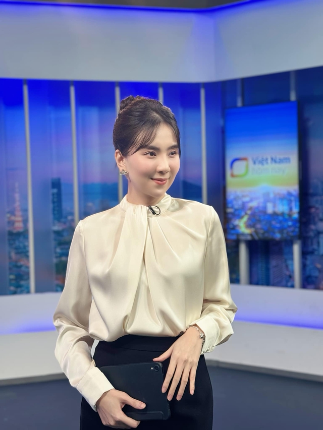 Trong khoảnh khắc này, cô lựa chọn sơ mi lụa trơn với thiết kế bèo nhúm vừa nữ tính, vừa duyên dáng.