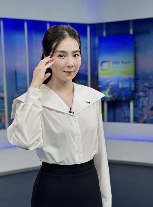 Hay với sơ mi trắng phá cách khiến hình ảnh BTV Mai Ngọc không bị đơn điệu.