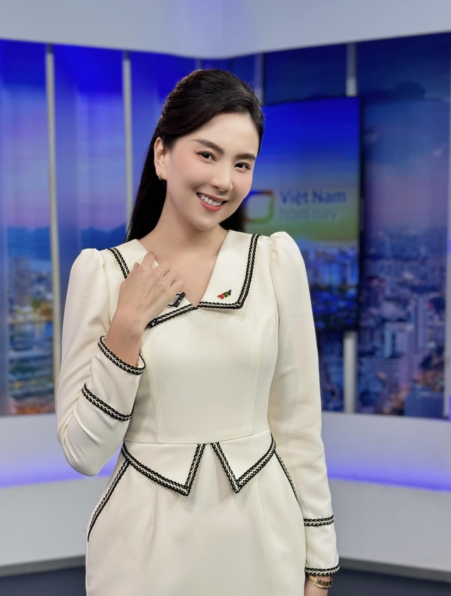Để làm phong phú trang phục, BTV Mai Ngọc chọn váy công sở với thiết kế điệu đà nhưng vẫn phù hợp với công việc lên sóng của cô.