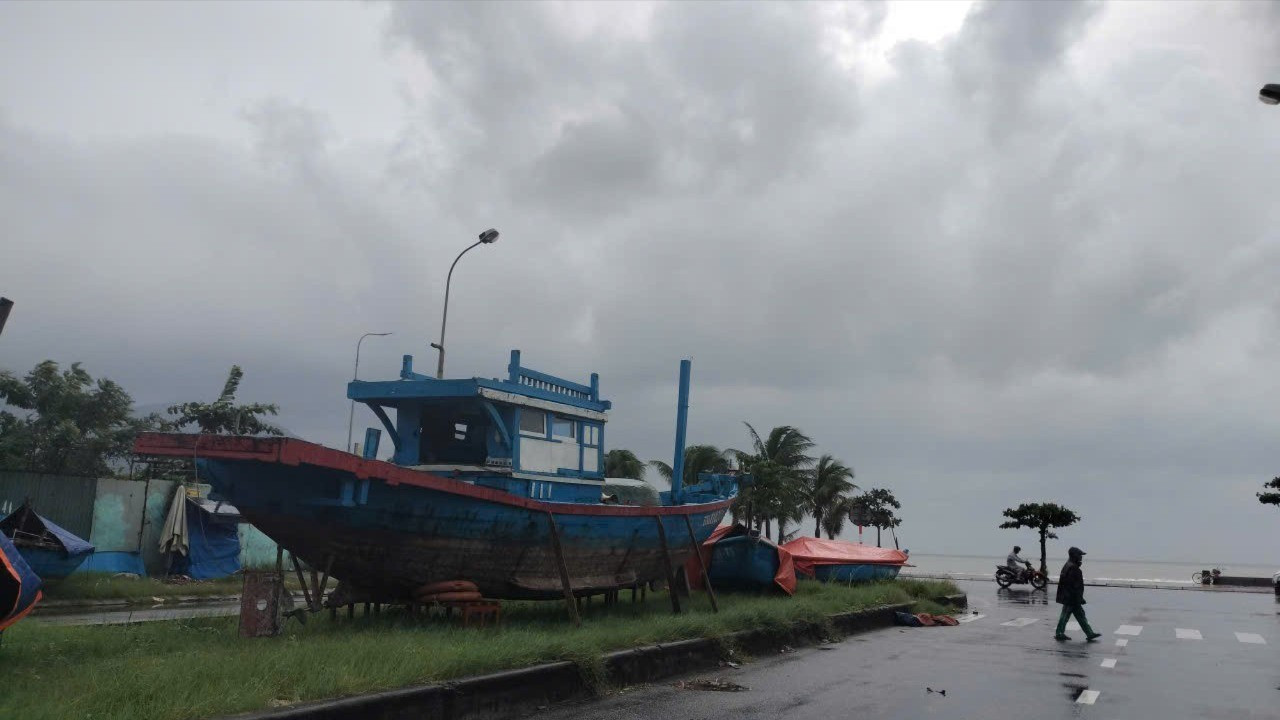 Theo ghi nhận của phóng viên, sáng 21/10 khu vực ven biển Đà Nẵng trời âm u, bắt đầu có gió rít từng đợt. Dù được dự báo bão số 12 cường độ suy yếu trước khi ảnh hưởng đến các tỉnh miền Trung, nhưng ngư dân Đà Nẵng vẫn nâng cao tinh thần chủ động phòng chống bão bằng cách di chuyển tàu thuyền lên bờ để đảm bảo an toàn.