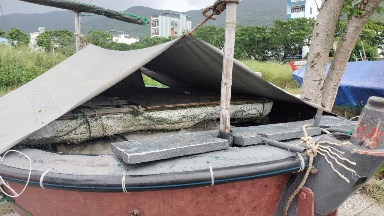 Trước giờ bão số 12 áp sát, ngư dân Đà Nẵng tất bật đưa tàu thuyền lên bờ trú tránh - 6