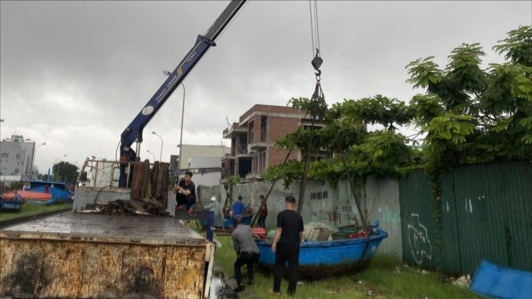 Các vỉa hè, bãi đất trống nằm sâu trong các khu dân cư ven biển được làm địa điểm để tàu, thuyền trú tránh bão.