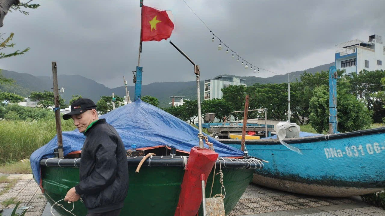 Ngư dân vùng biển Mân Thái thu gom ngư lưới cụ đảm bảo an toàn trước diễn biến phức tạp của thời tiết và mưa bão. Mưa bão giờ thất thường, không còn theo quy luật như trước, nên phải chủ động phòng chống từ sớm để giảm thiệt hại cho gia đình, ông Lê Văn Hùng một ngư dân cho biết.