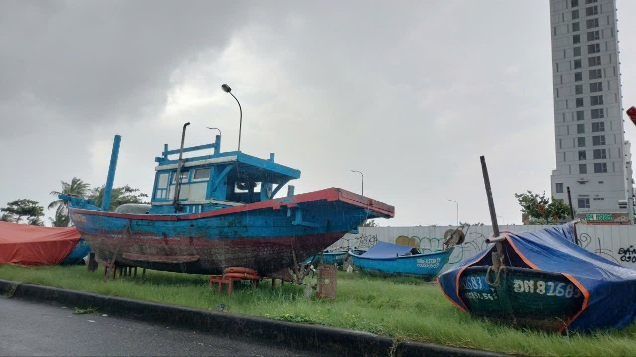 Một tàu đánh cá được cẩu lên nằm an toàn trên dải phân cảnh để tránh mưa gió làm hư hỏng tàu, ngư lưới cụ.