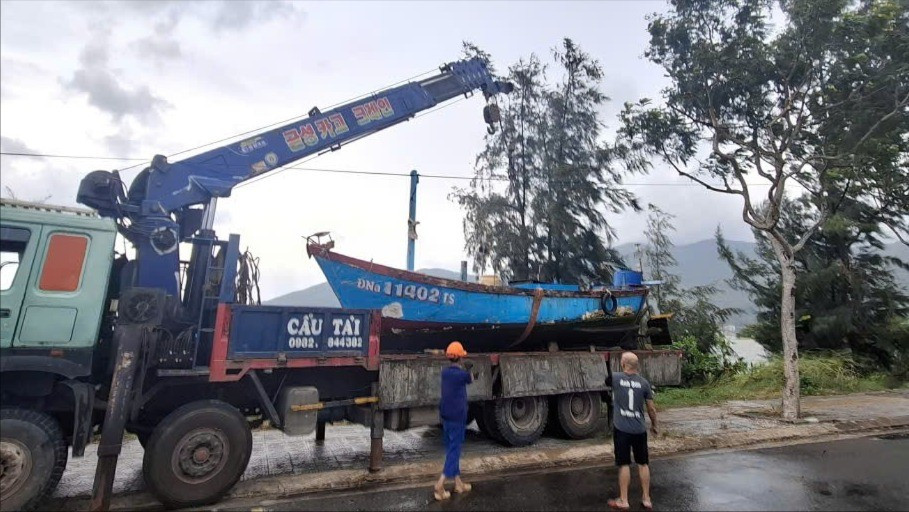 Theo Ban Chỉ huy Phòng thủ dân sự TP Đà Nẵng, Đài Thông tin tìm kiếm cứu nạn thuộc Ban Chỉ huy Bộ đội Biên phòng và các đơn vị tuyến biển đã phát các bản tin về vị trí, diễn biến bão cho tàu cá đang hoạt động trên biển; thông báo kêu gọi hướng dẫn tàu cá, phương tiện đang hoạt động chủ động phòng tránh, di chuyển ra khỏi vùng ảnh hưởng của bão, có kế hoạch hành trình, sản xuất đảm bảo an toàn. Các đồn biên phòng tuyến biển thống kê, kiểm đếm số người, tàu thuyền đang hoạt động trên biển, nhất là tàu cá xa bờ hoạt động ở vùng biển đặc khu Hoàng Sa và Bắc Biển Đông; thường trực lực lượng, phương tiện sẵn sàng thực hiện nhiệm vụ tìm kiếm cứu nạn khi có tình huống xảy ra.