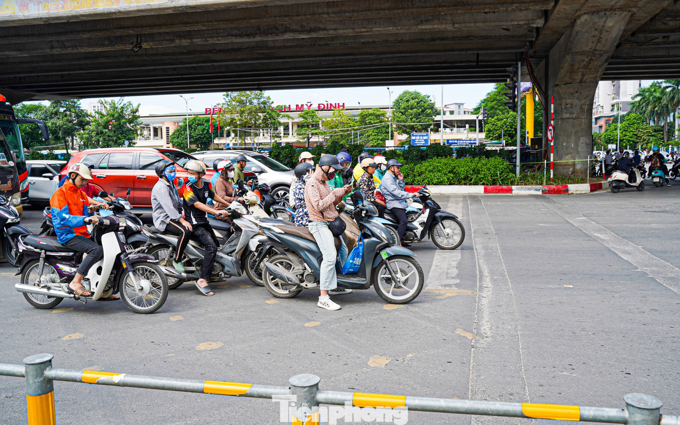 Tại một số khu vực, người dân bắt đầu nâng cao ý thức chấp hành luật giao thông và tỏ ra e ngại hơn khi thấy hệ thống camera AI được lắp đặt.