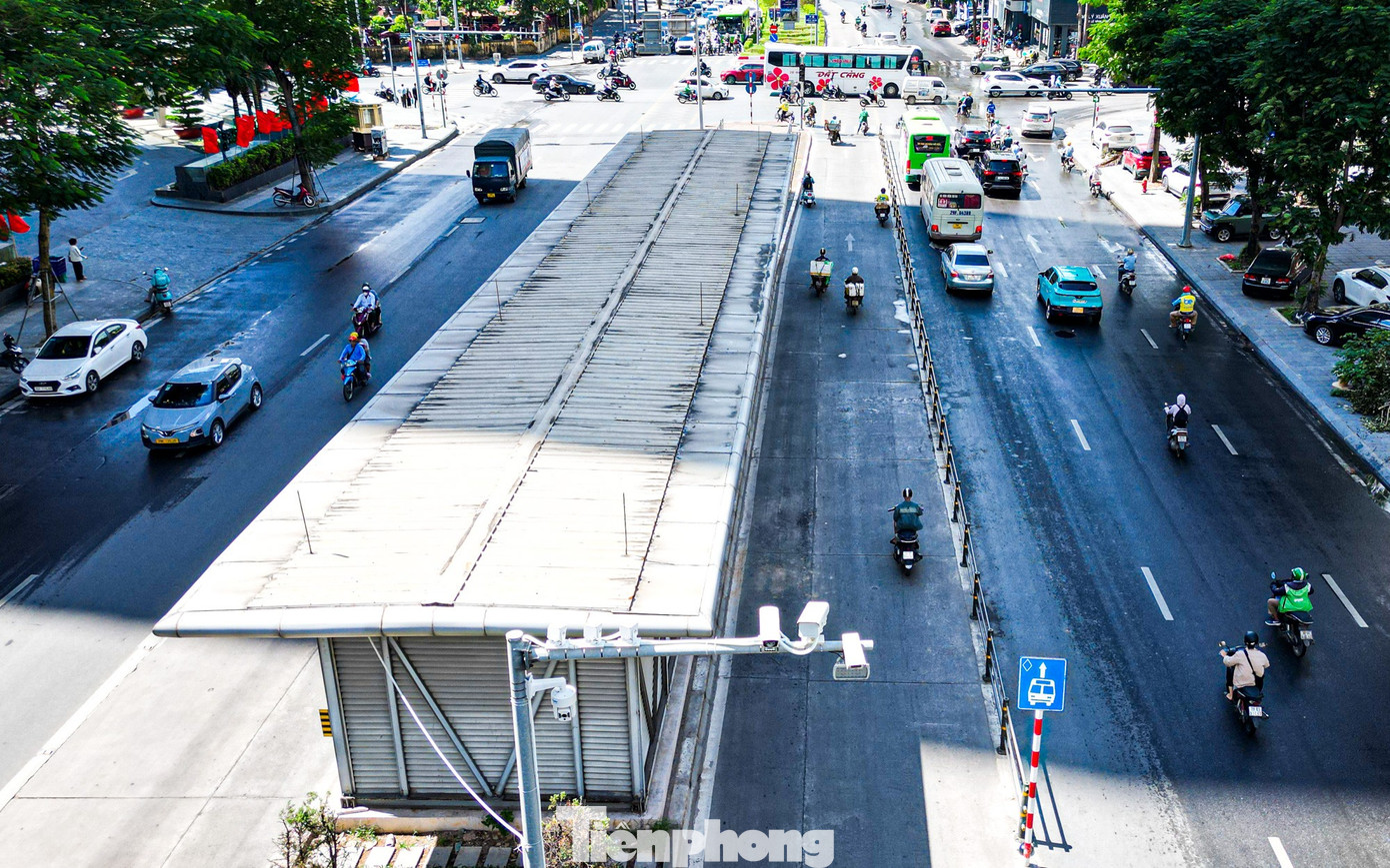 Trên đường Lê Văn Lương, cả hai chiều đều được lắp đặt hệ thống camera AI dọc theo làn BRT - làn đường dành riêng cho xe buýt nhanh. Việc này giúp giám sát, phát hiện và ghi nhận các phương tiện đi sai làn, lấn chiếm làn dành cho xe buýt.