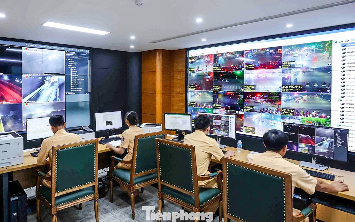 Dữ liệu vi phạm giao thông được Camera AI ghi lại và ngay lập tức gửi về Trung tâm chỉ huy, nơi hệ thống tự động phân tích rồi chuyển thông báo vi phạm đến người điều khiển xe qua ứng dụng VNeID, VNeTraffic hoặc cơ quan Công an địa phương chỉ trong thời gian ngắn.