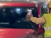Giải trí - Xử phạt nữ ca sĩ dừng xe giữa đường, thản nhiên hút "bóng cười" trước mặt CSGT