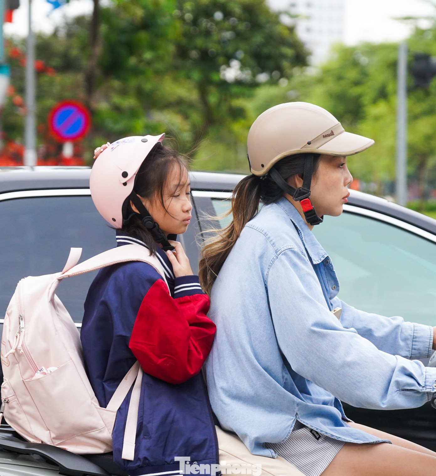 Gió lạnh ùa về, người Hà Nội diện thêm áo ấm ra đường - 4