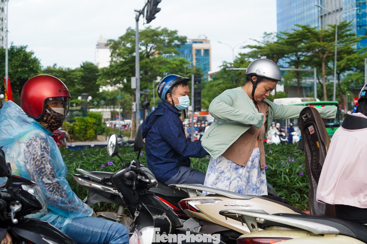Người mặc áo mưa, người dừng xe mặc thêm áo ấm để chống lại từng cơn gió đầu mùa.