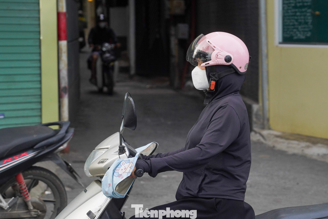 Một số người còn trang bị cả bao tay để giữ ấm.