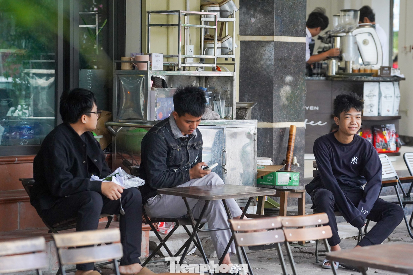 Gió lạnh ùa về, người Hà Nội diện thêm áo ấm ra đường - 12